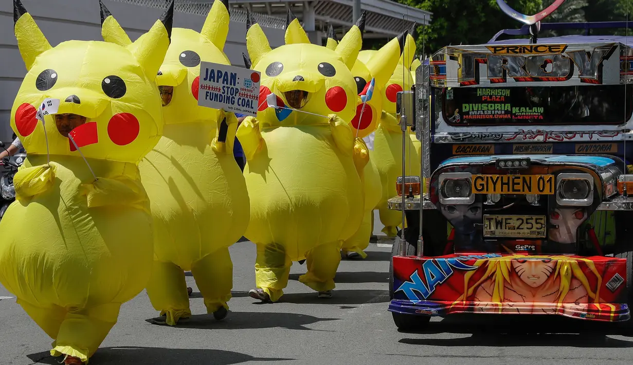 Aktivis lingkungan mengenakan kostum Pikachu berjalan menuju kedutaan besar Jepang di Manila, Filipina, Selasa (25/6/2019). Para aktivis memprotes Jepang untuk menghentikan pembiayaan batu bara saat mereka bersiap untuk menjadi tuan rumah KTT G20. (AF Photo/Aaron Favila)