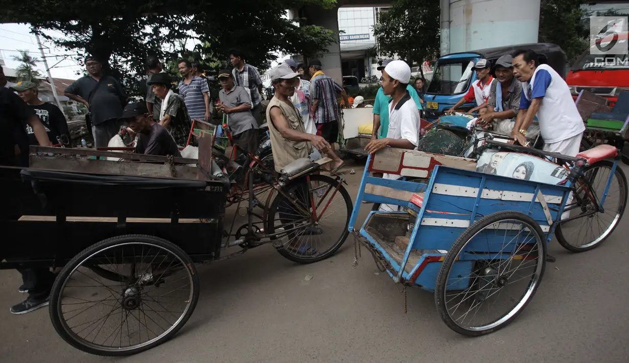 Tukang becak menunggu pendataan di Kolong Flyover Bandengan Utara, Jakarta, Kamis (25/1). Kebijakan Gubernur Anies Baswedan memperbolehkan becak beroperasi di Jakarta, telah menarik perhatian tukang becak dari luar Jakarta. (Liputan6.com/Arya Manggala)