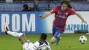Pemain Tottenham, Georges-Kevin Nkoudou berusaha menghadang pemain CSKA, Mario Fernandes (kanan) pada lanjutan Liga Champions grup E di CSKA Stadium, Rabu (28/9/2016) dini hari WIB. (AP/Pavel Golovkin)