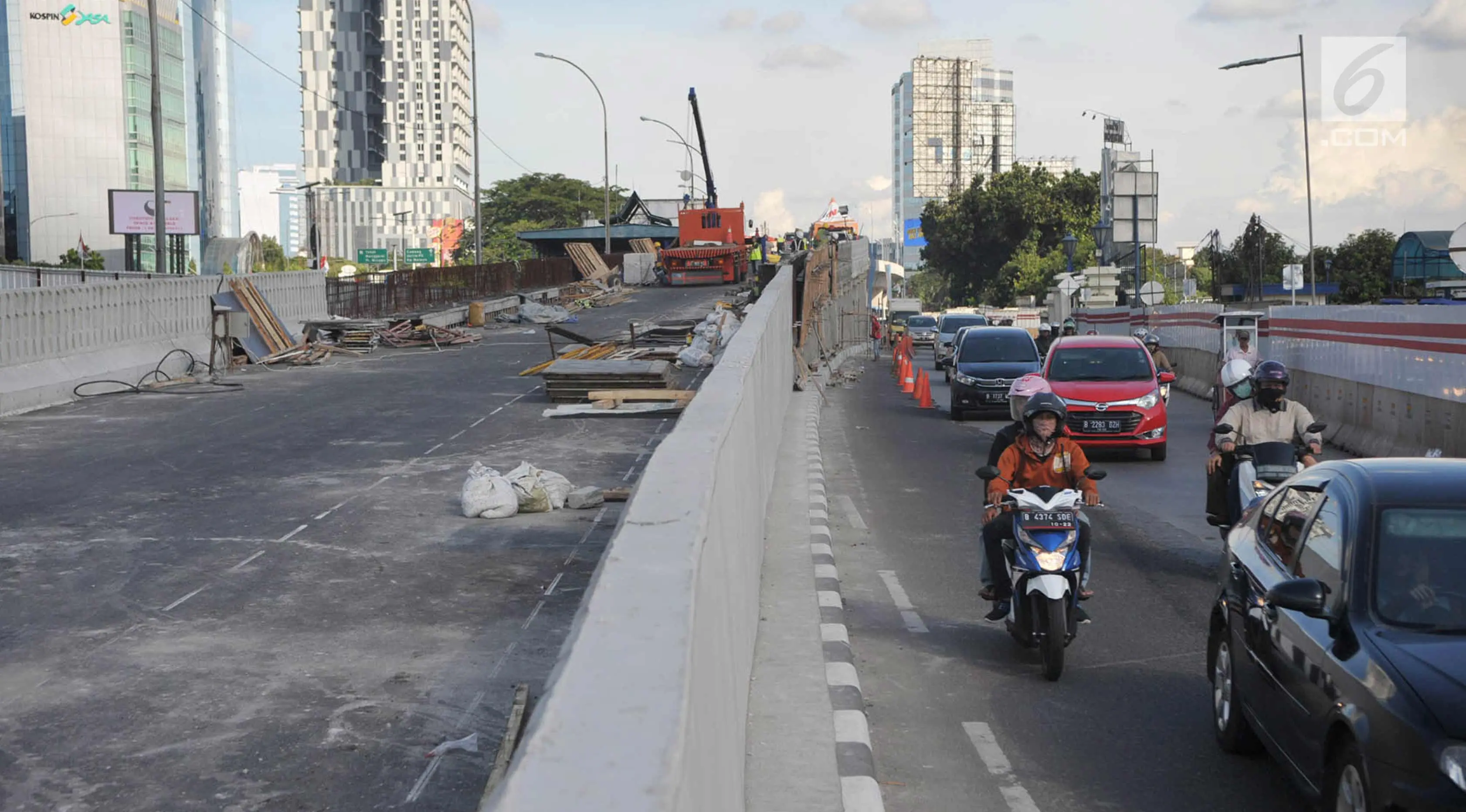 Kendaraan melintas di samping pembangunan proyek flyover Pancoran di Jakarta, Selasa (9/1). Proyek untuk mengurai kemacetan di Ibukota tersebut ditargetkan mulai beroperasi pada pertengahan bulan Januari 2017. (Liputan6.com/Immanuel Antonius)