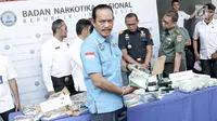 Deputi Pemberantasan BNN Arman Depari memperlihatkan barang bukti sabu saat rilis penyelundupan narkoba jaringan Malaysia di Jakarta, Selasa (16/10). BNN membongkar 4 kasus narkoba dengan mengamankan 17 tersangka. (Liputan6.com/Immanuel Antonius)