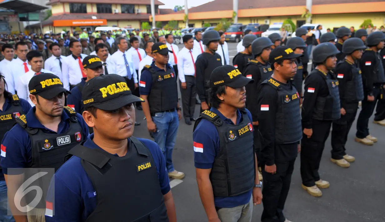 Sejumlah aparat kepolisian saat mengikuti apel pasukan Operasi Lilin Jaya 2015 di Polres Kota Tangerang, Banten, Rabu, (23/12). Apel gabungan tersebut untuk menjaga perayaan hari Natal dan Tahun Baru. (Liputan6.com/Faisal R Syam)