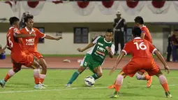 Pemain PS TNI, Erwin Ramdani (tengah), berusaha melewati hadangan pemain Persija pada lanjutan Grup D Piala Jenderal Sudirman 2015 di Stadion Manahan, Solo, Selasa (15/12/2015). Persija menang 1-0 atas PS TNI. (Bola.com/Nicklas Hanoatubun)
