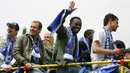 Gelandang Chelsea, Michael Essien, merayakan gelar Liga Inggris musim 2005/2006. Dirinya menjadi legenda di Chelsea dengan meraih dua trofi Liga Inggris, tiga Piala FA serta sebuah gelar Liga Champions. (AFP/Odd Anderson)