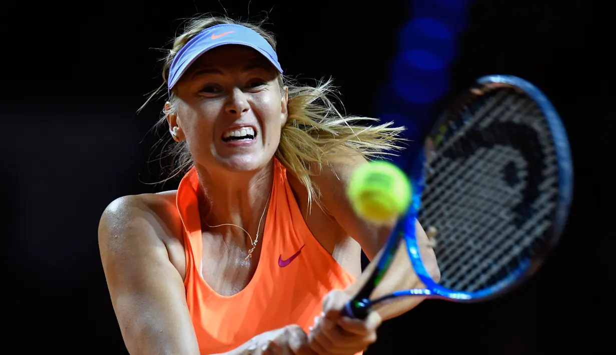 Petenis asal Rusia, Maria Sharapova berusaha memukul bola saat melawan petenis Italia, Roberta Vinci dalam pertandingan putaran pertama Grand Prix WTA di Stuttgart, Jerman (26/4). (AFP Photo/Thomas Kienzle)