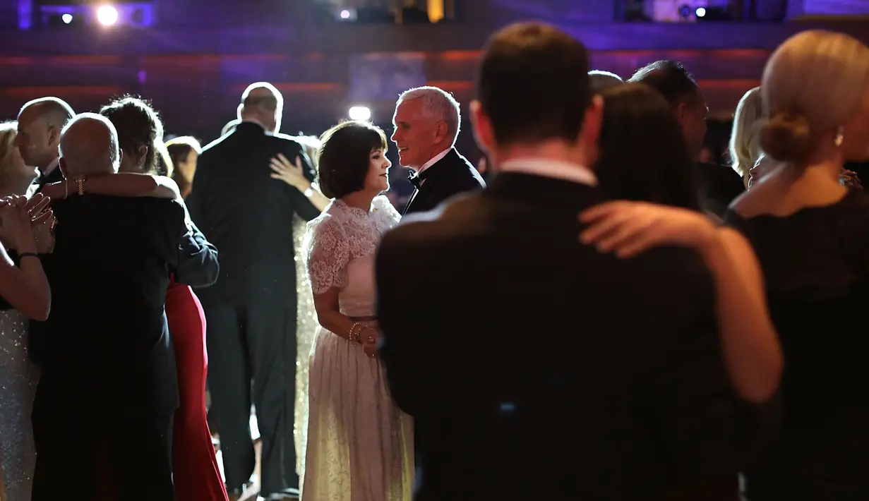 Mike Pence bersama istri, Karen Pence menikmati dansa di Indiana Society Ball, Washington, DC. AS (19/1). Donald Trump dan Mike Pence merupakan anggota dari Partai Republik yang memenangkan Pemilu AS. (Spencer Platt/Getty Images/AFP)