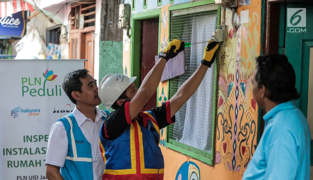 Petugas PLN melakukan pengecekan instalasi jaringan listrik di permukiman padat penduduk kawasan Tambora, Jakarta, Kamis (22/8/2019). Kegiatan tersebut dilakukan sebagai bentuk kepedulian PLN dalam mengajak warga untuk memperhatikan instalasi kelistrikan yang aman. (Liputan6.com/Faizal Fanani)