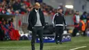 Pelatih Bayern Munchen, Pep Guardiola menyaksikan anak asuhnya berlaga pada lanjutan Liga Champions Gurp F di Stadon Allianz Arena, Munich, Jerman, Rabu ( 25/11/2015) dini hari WIB. (REUTERS/Michael Dalder)