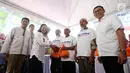 Menteri BUMN, Rini M Soemarno (kedua kiri) didampingi Dirut BNI Achmad Baiquni (kanan) dan Wakil Bupati Lombok Timur, Haerul Warisin (kiri) memberikan daging kurban kepada masyarakat Sembalun, NTB, Jumat (01/9).(Liputan6.com/Pool)
