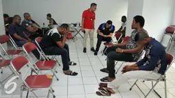 Sejumlah WNA diperiksa di apartemen Gading Nias, Jakarta, Kamis (1/9). Pemeriksaan yang dilakukan petugas Imigrasi, BNN, dan Polda Metro Jaya ini terkait pendataan WNA dan dugaan tindak pidana penyalahgunaan narkotika. (Liputan6.com/Gempur M Surya)