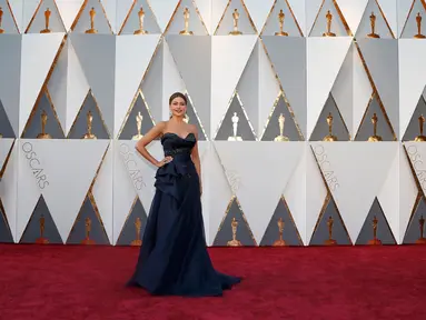 Aktris Sofia Vergara berpose pada red carpet Oscar 2016 di Hollywood, California, Minggu (28/2). Sofia tampil cukup klasik dalam balutan gaun strapless biru gelap yang dihiasi kristal. (REUTERS/Lucy Nicholson)