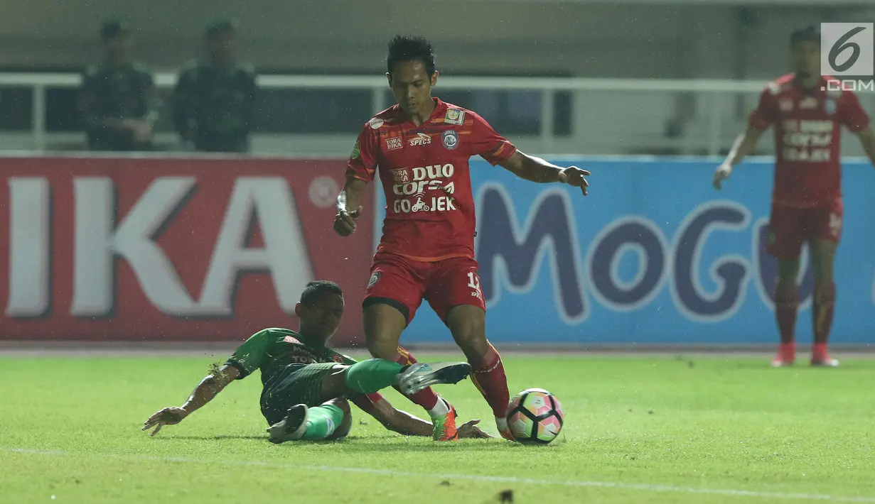 Gelandang Arema FC, Hendro Siswanto (kanan) menghindari tekel pemain PS TNI saat laga lanjutan Liga 1 Indonesia di Stadion Pakansari, Bogor, Senin (3/7). Laga kedua tim berakhir imbang 0-0. (Liputan6.com/Helmi Fithriansyah)