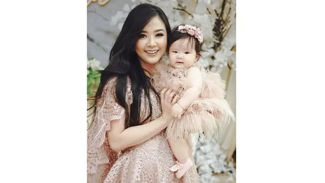 7 Potret Kebersamaan Franda dan Zylvechia, Ibu dan Anak yang Kompak