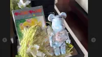 Luna Maya Beri Seserahan Balasan untuk Maxime Bouttier, dari Komik Jadul sampai Mainan Beruang