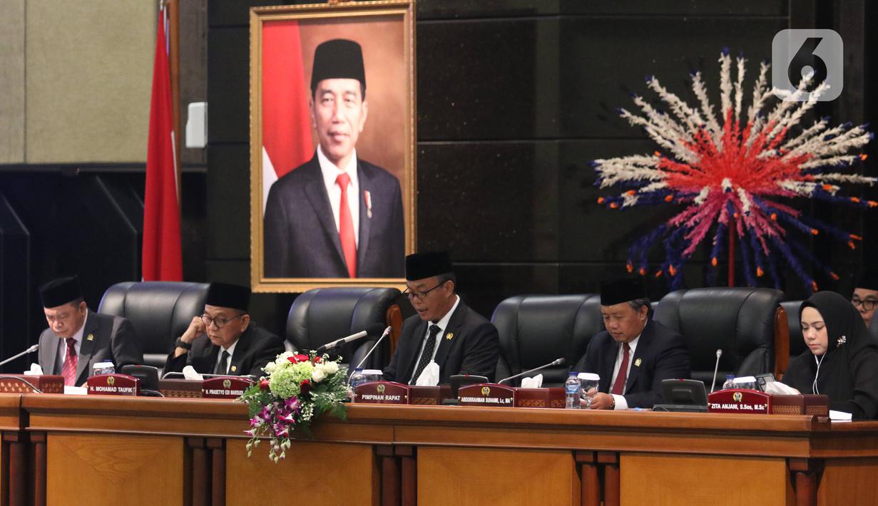 Ketua DPRD DKI Jakarta Prasetio Edi Marsudi (tengah) bersama pimpinan lainnya memimpin Rapat Paripurna di Gedung DPRD DKI Jakarta, Rabu (19/2/2020). DPRD DKI Jakarta mengesahkan tata tertib pemilihan Wakil Gubernur DKI Jakarta. (Liputan6.com/Angga Yuniar)