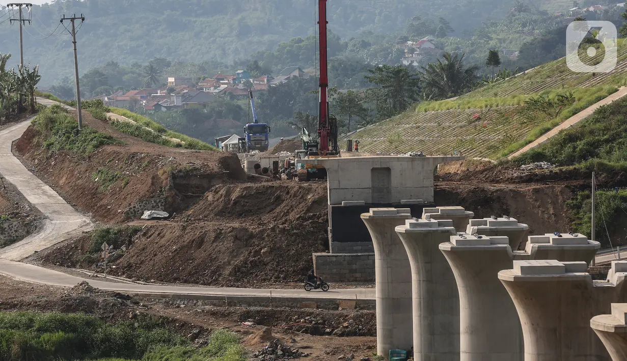 Proyek pembangunan kereta cepat yang sedang dalam tahap pengerjaan di kawasan Padalarang, Kabupaten Bandung, Jawa Barat, Sabtu (25/9/2021). Kereta cepat Jakarta-Bandung ditargetkan beroperasi pada akhir tahun 2022 dan akan dilakukan uji coba pada November 2022 mendatang. (Liputan6.com/Johan Tallo)