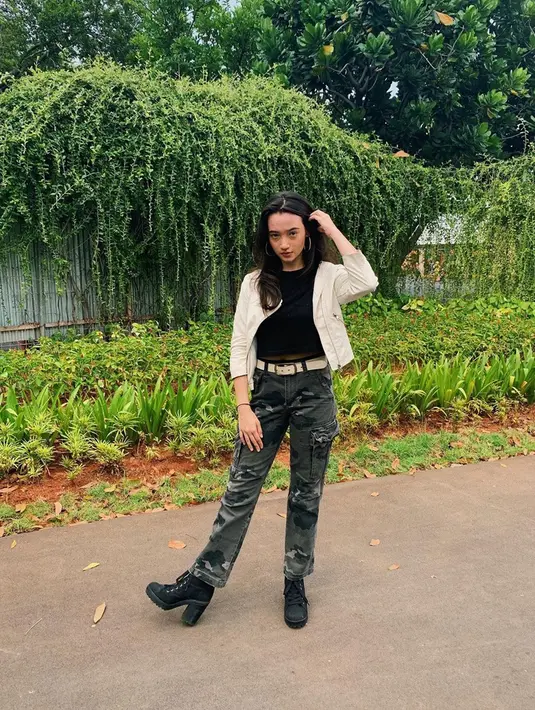 Enggak selalu terlihat feminin, gadis berdarah campuran Indonesia dan Jerman ini juga bisa tampil tomboi kasual. Penampilannya terlihat ciamik dengan celana bermotif tentara dan sepatu but. (Liputan6.com/IG/@megandomani1410)