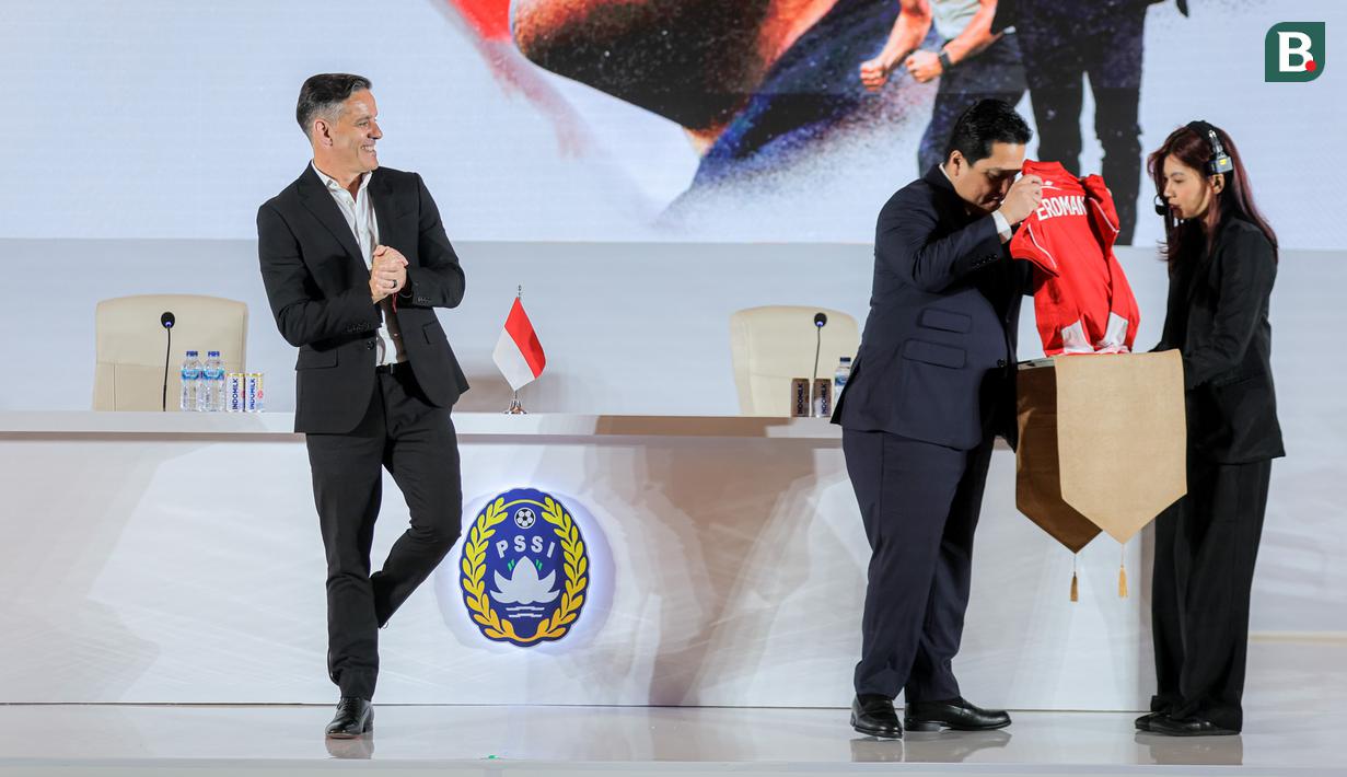 Pelatih Timnas Indonesia, John Herdman, tampak tersenyum saat Ketua PSSI, Erick Thohir, akan memberikan jersey pada acara perkenalan pelatih baru Timnas Indonesia di Hotel Mulia Senayan, Jakarta, Selasa pagi (13/1/2026). (Bola.com/Bagaskara Lazuardi)