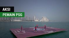 Berita video Neymar, Edinson Cavani, Kylian Mbappe, dan Thiago Silva menunjukkan aksi bermain bola di atas laut di Doha, Qatar.