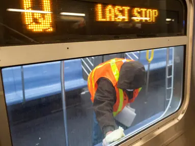 Pekerja otoritas transportasi kota New York membersihkan gerbong kereta bawah tanah di stasiun Coney Island di Brooklyn, Rabu (6/5/2020). Untuk pertama kalinya, sistem kereta bawah tanah New York dimatikan sementara agar dapat dibersihkan untuk menghentikan penyebaran virus corona (COREY SIPKIN/AFP)