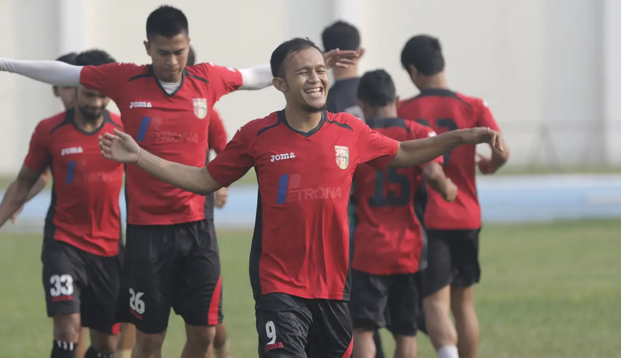 Pemain Mitra Kukar, Airlangga Sucipto bersama rekan-rekan setim melakukan pemanasan saat latihan jelang laga semi final Piala Presiden 2015 melawan Persib di Stadion Aji Imbut, Tenggarong, Kaltim, Sabtu (3/10/2015). (Bola.com/Vitalis Yogi Trisna)