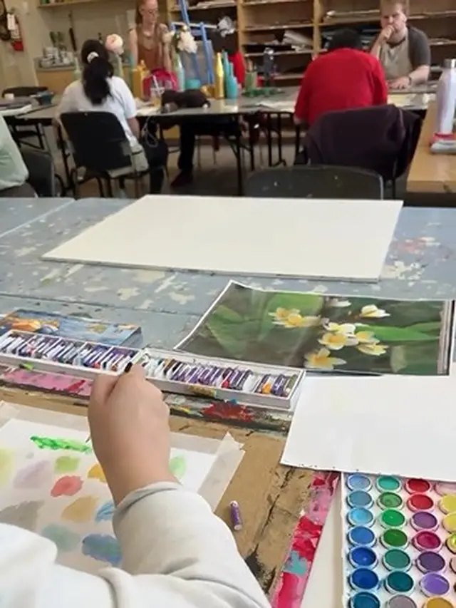 7 Foto-foto Suasana Kelas Seni di Centre of Arts Kanada Tempat Belajar Omar Anak Cindy Fatikasari, Penuh Kehangatan