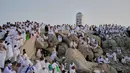 Umat Muslim berkumpul di bukit berbatu yang dikenal sebagai Jabal Rahmah atau Gunung Rahmat, di Dataran Arafah, selama ibadah haji tahunan di dekat kota suci Mekah, Arab Saudi, Selasa 26 Mei 2026. (AP Photo/Altaf Qadri)