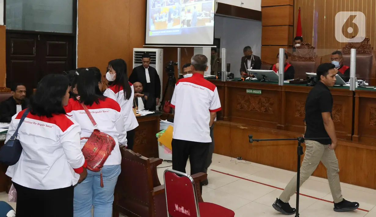 Terdakwa kasus pembunuhan Brigadir Yoshua, Richard Eliezer Pudihang Lumiu bersama keluarga Brigadir Yoshua usai mengikuti sidang lanjutan pembunuhan Brigadir Yosua dengan terdakwa Richard Eliezer Pudihang Lumiu di PN Jakarta Selatan, Jakarta, Selasa (25/10/2022). Sidang itu beragenda mendengarkan keterangan saksi diantaranya saksi pelapor Kamaruddin Simanjuntak, kedua orang tua korban Samuel Hutabarat dan Rosti Simanjuntak serta pacar korban Vera Simanjuntak. (Liputan6.com/Herman Zakharia)