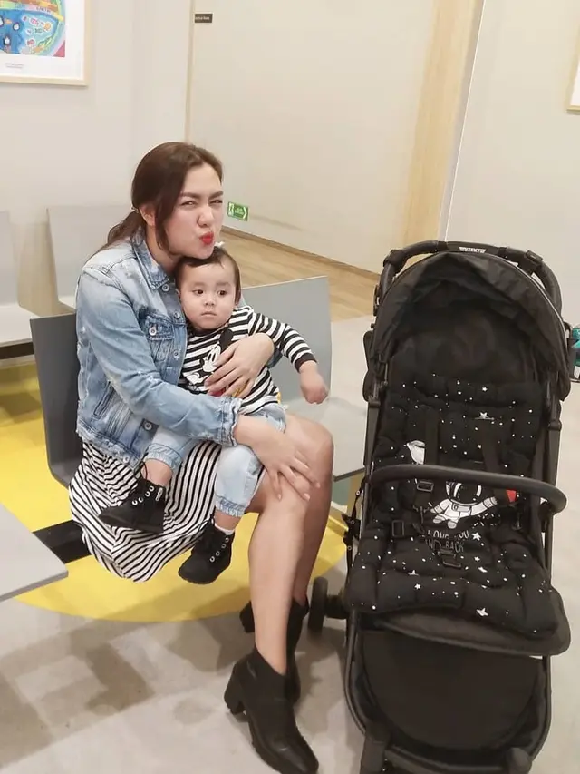 Potret Manis Vicky Shu Bersama Baby Abimanyu (sumber: instagram/@vickyshu)