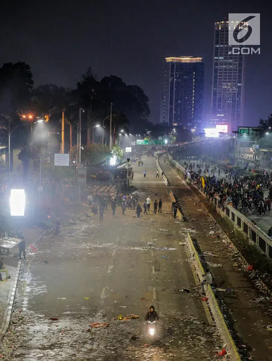 Suasana Jalan Tol Dalam Kota dan Jalan Gatot Soebroto pasca demonstrasi mahasiswa di depan Gedung DPR/MPR, Jakarta, Selasa (24/9/2019). Polda Metro Jaya (PMJ) sudah menyiapkan rekayasa lalu lintas saat demonstrasi saat menolak pengesahan RUU KUHP. (Liputan6.com/Faisal Fanani)