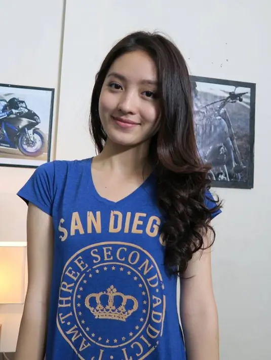 Sama halnya dengan Natasha Wilona, meski hanya mengenakan kaus berwarna biru ini, Natasha tetap terlihat cantik alami. Terlebih ia tidak memakai make up yang berlebihan. (Instagram/natashawilona)