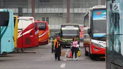 Calon pemudik bersiap menaiki bus di Terminal Pulo Gebang, Jakarta, Kamis (22/6). Memasuki H-3 Idul Fitri, Terminal Pulo Gebang mulai dipadati ribuan pemudik dengan berbagai tujuan, termasuk ke luar Pulau Jawa. (Liputan6.com/Immanuel Antonius)