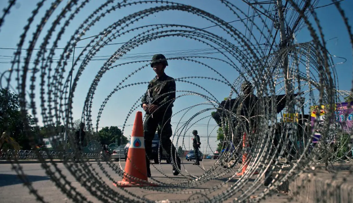 Tentara bersenjata lengkap terlihat berjaga di jalan-jalan di pusat kota Bangkok, Thailand, (22/5/2014). (AFP PHOTO/Manan Vatsyayana)