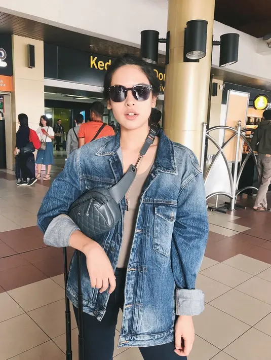 Saat bepergian, Maudy Ayunda memang gaya penampilannya selalu kece dan curi perhatian. Memakai kacamata serta kemeja denim membuat pelantun lagu Untuk Apa penampilannya kian membuat banyak orang terkesan. (Liputan6.com/IG/@maudyayunda)