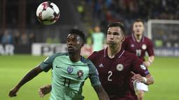 Gelandang Portugal, Nelson Semedo, berebut bola dengan gelandang Latvia, Vitalijs Maksimenko, pada laga kualifikasi Piala Dunia 2018 di Stadion Skonto, Riga, Jumat (9/6/2017). Latvia kalah 0-3 dari Portugal. (AP/Roman Koksarov)