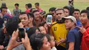 Cristian Gonzales melayani foto bersama para penggemar setelah latihan Arema Cronus di Stadion Manahan, Solo, Jumat (9/10/2015). (Bola.com/Kevin Setiawan)