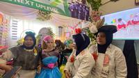 Tim guru SDN 3 Terban memajang karya siswanya menciptakan busana dan aneka kerajinan berbahan limbah saat expo Program Beraksi Kudus. (Liputan6.com/Arief Pramono).