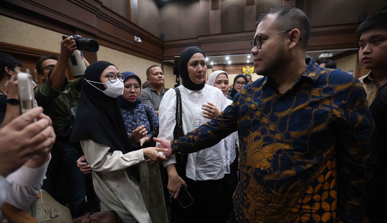 Mantan konsultan teknologi Kementerian Pendidikan, Kebudayaan, Riset, dan Teknologi (Kemendikbudristek), Ibrahim Arief alias Ibam (kanan) usai mengikuti sidang pembacaan putusan di Pengadilan Negeri Jakarta Pusat, Selasa (12/5/2026). (Kapanlagi.com/Budy Santoso)