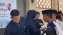 Rezky Aditya dan Citra Kirana, mengajarkan kepada putranya untuk saling berbagi dengan sesama. (Foto: Instagram/@thereal_rezkyadhitya)