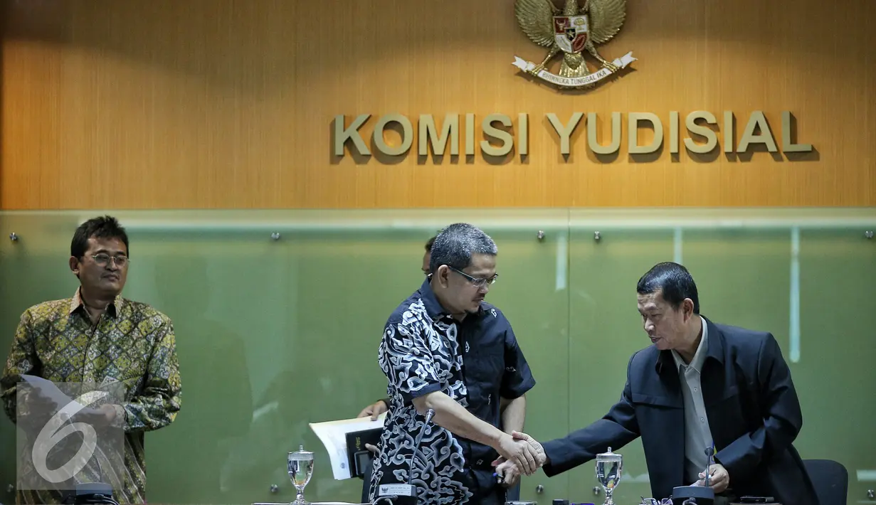 Wakil Ketua Sementara (KY) Farid Wadji bersalaman dengan Kepala pusat analisis dan layanan informasi Roejito usai konferensi pers di Gedung Komisi Yudisial, Jakarta, Kamis (4/2). (Liputan6.com/Faizal Fanani)