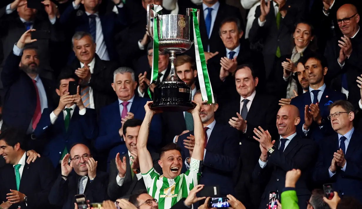 <p>Joaquin pun tampak emosional, air mata tak terbendung dan ia kembali beraksi sebagai matador dalam pesta perayaan gelar Copa del Rey 2021-2022, persis seperti yang dilakukannya pada selebrasi Betis 17 tahun lalu. (AFP/Jorge Guerrero)</p>