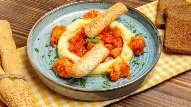 Resep Polenta Panggang dengan Topping Sayur Mediterania, Menu Pelengkap Sehat untuk Hari Raya