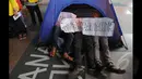 Mahasiswa yang tergabung dalam BEM UI melakukan aksi teatrikal tidur di dalam tenda di depan Gedung KPK, Jakarta, Selasa (27/1/2015). Aksi Mahasiswa mendukung KPK adalah rumah kita, rumah rakyat memberantas korupsi. (Liputan6.com/Herman Zakharia)