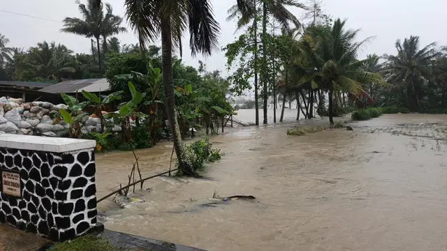 Bencana banjir di dua desa di Kecamatan Tegalbuleud, Kabupaten Sukabumi.