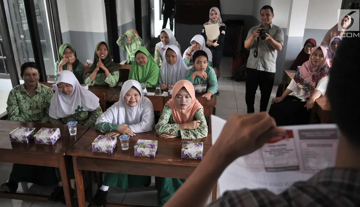 Antusiasme pemilih pemula penyandang disabilitas saat KPUD Bekasi menggelar sosialisasi Pemilu 2019 di SLB Al Gaffar Guchany, Bekasi, Rabu (20/2). KPUD Bekasi mengedukasi pemilih pemula penyandang disabilitas tentang Pemilu. (Merdeka.com/Iqbal Nugroho)