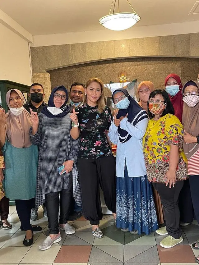 Jadi Sumber Kekayaan, Ini 6 Potret Inul Daratista saat Kunjungi Pabrik Mi