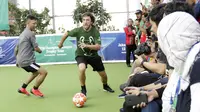 Legenda Barcelona, Carles Puyol, menggiring bola saat bermain futsal di Lapangan Menara Imperium, Jakarta, Selasa (12/3). Pertandingan tersebut merupakan bagian dari kegiatan UEFA Champions League Trophy Tour di Jakarta. (Bola.com/M Iqbal Ichsan)