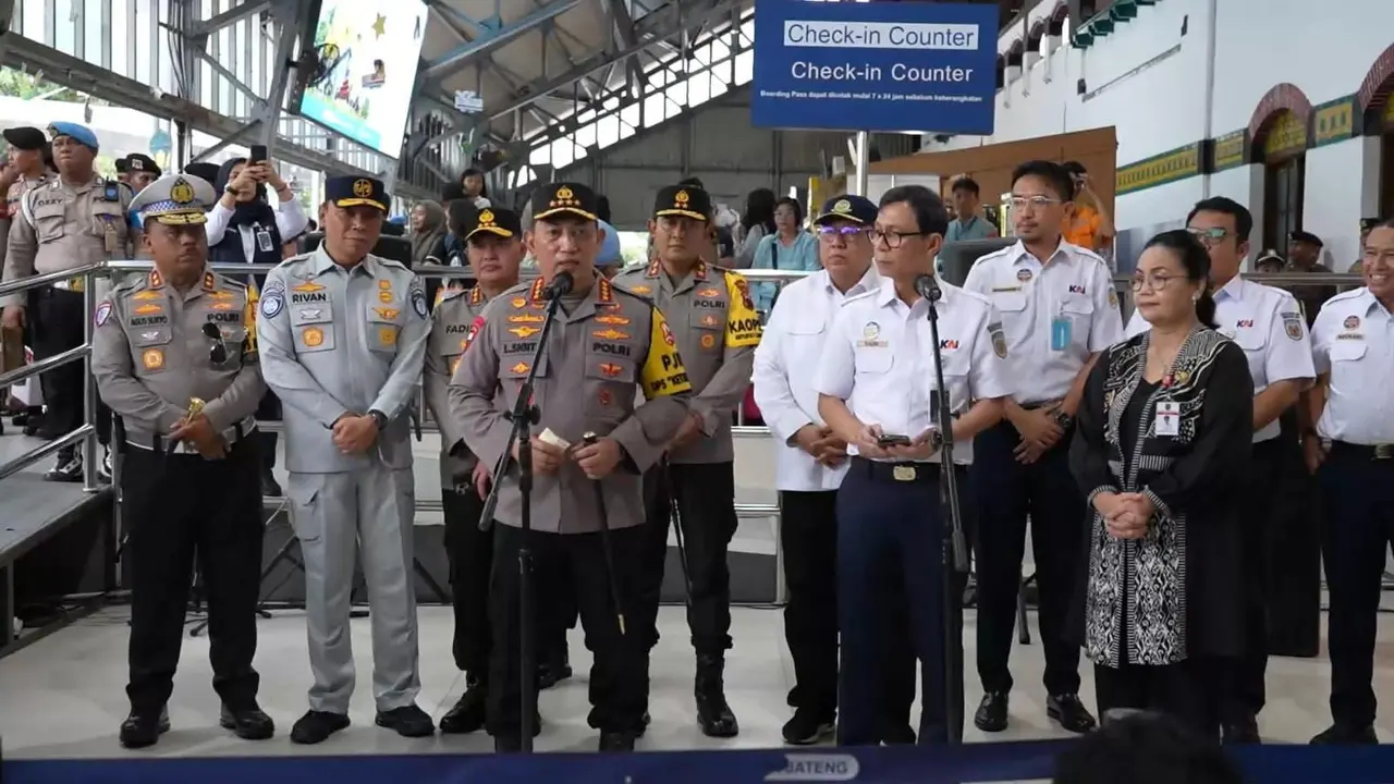 Kapolri Cek Pelayanan Arus Balik Lebaran di Stasiun Tawang Semarang