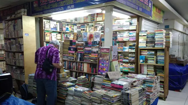 Suasana kios buku di mal Blok M Square (Liputan6.com/ Rezki Apriliya Iskandar)