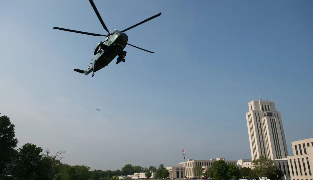 Helikopter Marine One yang membawa Presiden AS, Donald Trump tiba di Pusat Medis Militer Nasional Walter Reed, Maryland, Senin (14/5). Melania Trump, istri Donald Trump, menjalani operasi untuk menyembuhkan kondisi ginjalnya. (AFP/SAUL LOEB)
